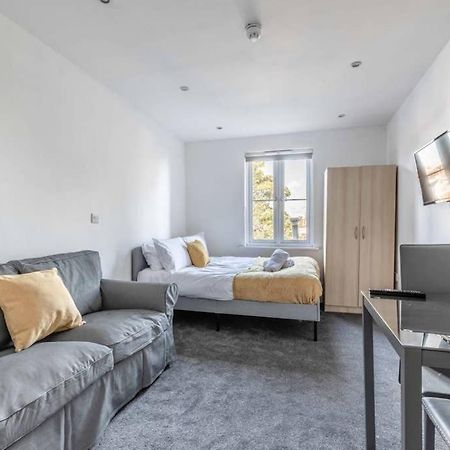 Modern Apartment On Egham High St And Close To Royal Holloway Ngoại thất bức ảnh