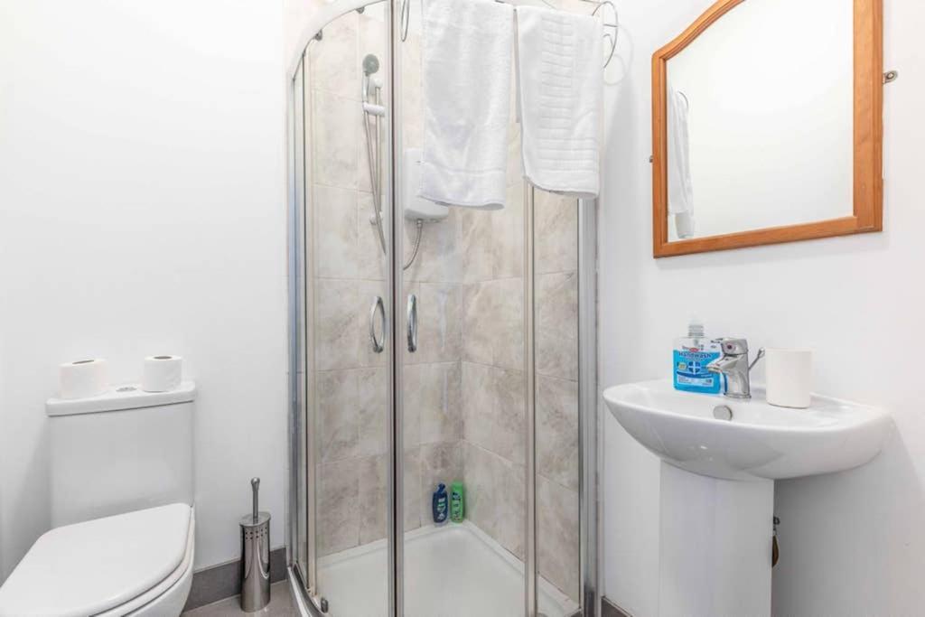Modern Apartment On Egham High St And Close To Royal Holloway Ngoại thất bức ảnh