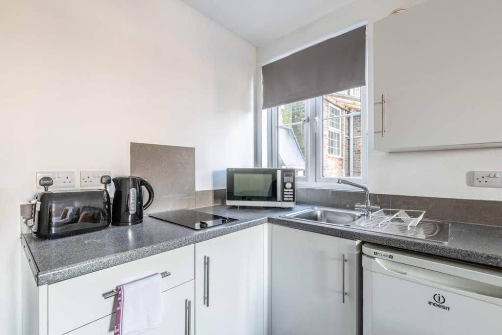 Modern Apartment On Egham High St And Close To Royal Holloway Ngoại thất bức ảnh