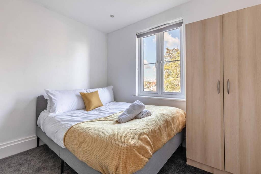 Modern Apartment On Egham High St And Close To Royal Holloway Ngoại thất bức ảnh