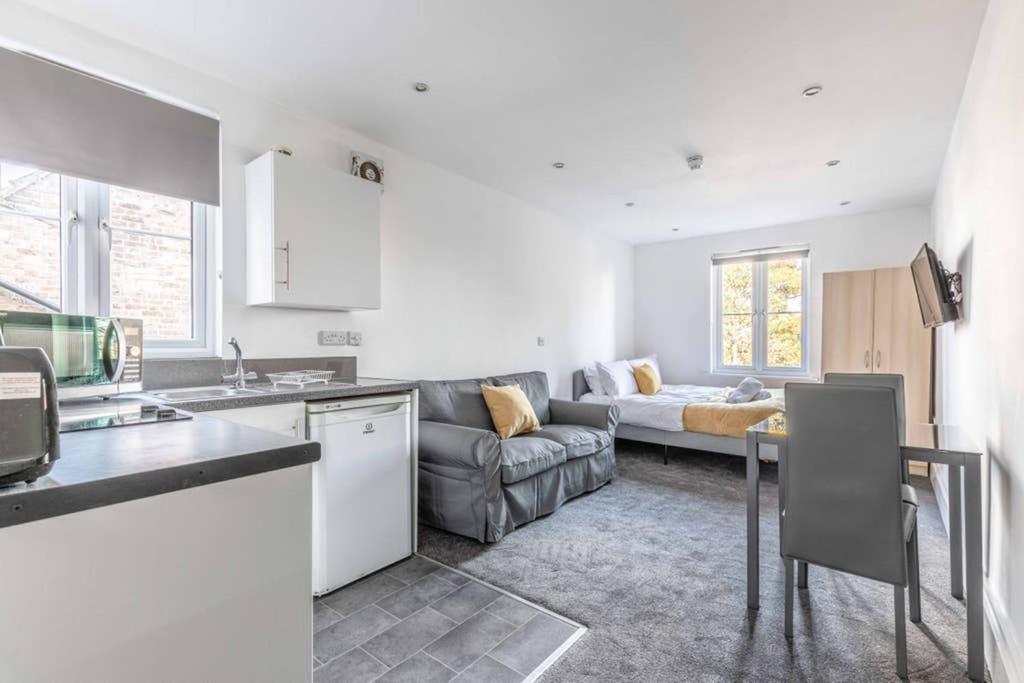Modern Apartment On Egham High St And Close To Royal Holloway Ngoại thất bức ảnh